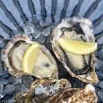 宮島うまいもの館 - 活けかき食べ比べ