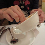 アバ - スープカップをパンで拭き取り味わい尽くす、前の席の nice guy！