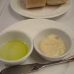 アバ - パン2種、オリーブオイルと林檎バター。パンもバターもおかわり！