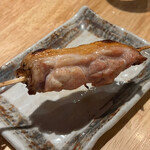 焼鳥割烹しょうちゃん - 初めての方には是非！と書いてあったのでオーダー。
なんと！(´⊙ω⊙`)
鶏もも串が、このビジュアルで登場しますとは！(*´Д｀*)
違いを感じる…鶏もも串！