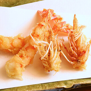 軽やかな衣が自慢の天ぷら。車エビなどの食材は料理長自ら厳選