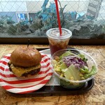 BAKERY & BURGER JB'S TOKYO - 100%チーズバーガー＆サラダ＋ドリンクセット。