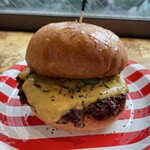 BAKERY & BURGER JB'S TOKYO - 100%チーズバーガー。