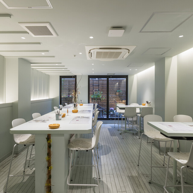 座席 : ワインとチーズと旨い肴のBAR à VIN 徳蔵 心斎橋 （とくぞう