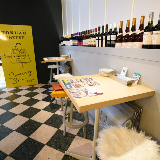 座席 : ワインとチーズと旨い肴のBAR à VIN 徳蔵 心斎橋 （とくぞう