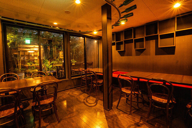 座席 : ワインとチーズと旨い肴のBAR à VIN 徳蔵 心斎橋 （とくぞう