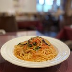 スピガ - たっぷり野菜のトマトソースパスタ1,250円、大盛220円