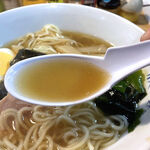 欣家 - スープは醤油ベースの淡麗魚介スープ。。。