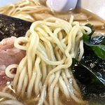 欣家 - 麺は普通サイズのやや縮れたタイプ。