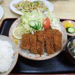 つちや - 上ロースカツ定食（蓋を取る）