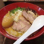 ラーメン うづまき - 焦がし塩味玉ラーメン(特盛)￥９００　※税込価格