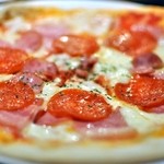 新宿かっぱ - アメリカンミートピザ￥518
            ベーコン、ソーセージ、サラミがトッピングされた肉ピザ