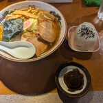 らうめん処 やまうり - 辛味も追加。