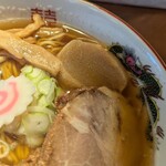 らうめん処 やまうり - 津軽地方のラーメンには、やはりお麩。