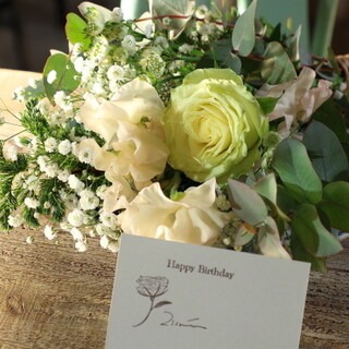 【花束のプラン】パフェと一緒に花束を贈るサプライズプラン