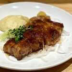 洋食 おがた - ポークステーキに生姜焼きのソースをかけた一皿