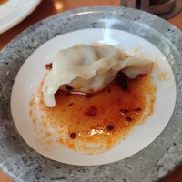 横浜中華街 北京飯店 - 自家製豆板醤＋お酢で、餃子を、食す。めちゃ旨