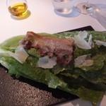 レストラン ビオス - ロメーヌレタスのシーザーズサラダは、自家製ベーコン、チーズ、フレンチドレッシングの上品な味でレタスを芯ごと味わいます。