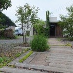 お店に到着。駐車場より入口方向を望む。左手に庭があります。