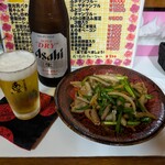 お食事処 はるみちゃん - 瓶ビールと島豚ホルモン炒め
