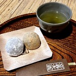赤福 本店 - 朔日餅は季節によって変わるけど、お茶も変わります！2月は伊勢茶の新芽を使用した煎茶♪
