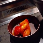 北海道焼肉 北うし - いちごなキムチエビ('ω' っ )３