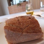 レストラン ビオス - １種類目のパンはバケット系でした。クラストがパリパリでクラムがふんわり、美味しいです。