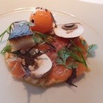 レストラン ビオス - 地元産のニジマスとイワナをカルパッチョ仕立て、燻製にしてマッシュルーム・契約農家の卵を添えていただきました。