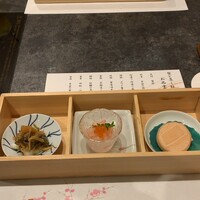 蟹長者 - 前菜の松前漬けと海老といくら和え、コーンビーフ最中