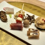 肉寿司 イタリアンバル 閂 - ・前菜 お任せ盛り合わせ
(生八ツ橋のクリームチーズ、生ハムといぶりがっこ、牡蠣の醤油漬け、子持ちこんにゃく、カプレーゼ、ポテトサラダ、うずら燻製、ぜんまいナムル、アヒル肉のブルケッタ)