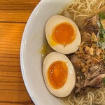 麺屋 だいくう - 博多味玉中華そば大盛り880円　左