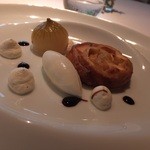 レストラン ビオス - 玉ねぎのコンポートと玉ねぎのアイスクリーム(-_-;)。それとリンゴの菓子。