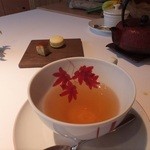 レストラン ビオス - 紅茶とお茶菓子（レモン風味のマカロンと人参の生菓子）