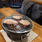 炭火焼肉市場 済州家 - 名物チェジュタン焼いてるところ