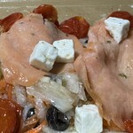 成城石井 - フェタチーズって、なんか粉っぽいイメージで好いてなかったんだけど、これ食べて好きになりました。成城石井マジック。スモークサーモンも燻製が効いてる。