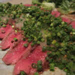 ぬる燗佐藤 - 米沢牛のレア炙りポン酢
