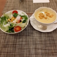 ザ・ループ(ホテルアゴーラリージェンシー大阪堺) - 今年のサラダとコーンスープ　秒で出てくるけど、スープは熱々&サラダはシャキシャキ！