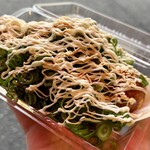 蛸益 - もうネギとマヨネーズでたこ焼きの姿はどこにもない…(//∇//)8個¥650