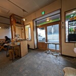 Ramen FeeL - 中は落ち着いた雰囲気です?ラーメン屋さんではない感じ。