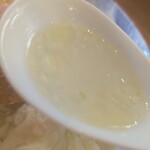 Ramen FeeL - 鶏油が上に浮いてます