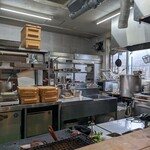 Ramen FeeL - 厨房広いけど皆さん動き回ってます。