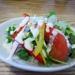 Kichi--Kichi - 先ずは最初にカレーセットのサラダがテーブルに届きました、野菜のみのサラダですがパプリカが入ってドレッシングが白いので色鮮やかなサラダに仕上がってます。
