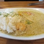 Kichi--Kichi - 先ずは後輩の頼んだ季節野菜のグリーンカレー７００円、エビとトマトとタケノコを使ったピリ辛カレーです。
