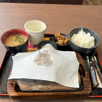 感動の肉と米 - ぴちぴち飛ぶので運ぶ時は白い紙ナプキンがのっています