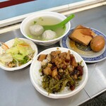 香満園 - 魯肉飯(小)、滷鴨蛋、滷豆腐、野菜炒め、魚丸湯