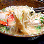 かごしまめん隼人 - かん水が少な目でモッチリ中太麺。