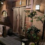 割烹　梅津 - お店の前に着きました