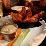 The shakespeare New York City - バファローウイング。こういうものにしっかりと手が入っているのがガストロパブなんであろう。