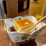 どぜう・四季料理 やぶや - あんかけ豆腐（お通し）
      温かくてまったり濃厚なお豆腐に、しっかりお出汁の効いたあんかけ。山椒と七味唐辛子をピリリと効かせた餡がオトナ味♡(*´ω`*)