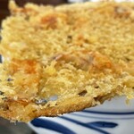 手打うどんたぐち  - 天ぷらうどん¥850内、大盛り¥100内　うどんの器の上に天ぷらが載っている。割れないのがすごい、